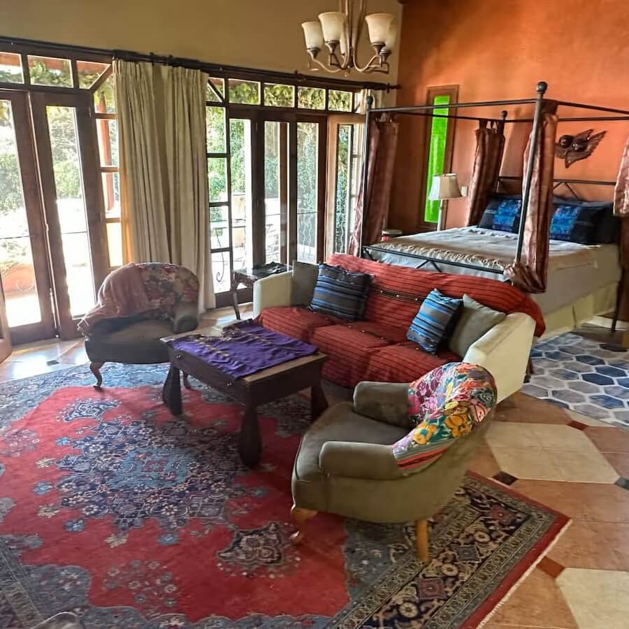 Spacious 2nd floor Full-Bed Suite in Casa Amarilla
